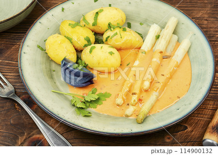 Boiled new potatoes with asparagus. 114900132