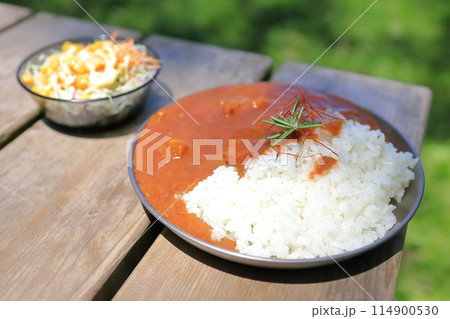 アウトドアで食べるカレーライス 114900530