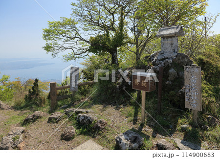 鶴見岳山頂、火男火売神社上宮と別府湾 鶴見岳山頂、火男火売神社上宮と別府湾 114900683