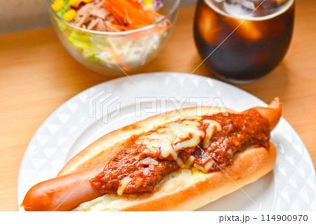 おいしいホットドッグとサラダ 114900970