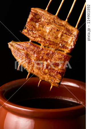 鰻の蒲焼をタレに漬ける 114901892