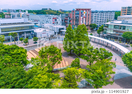 日本の横浜都市景観 新緑を迎えた地下鉄　センター南駅前などを望む＝5月23日 114901927