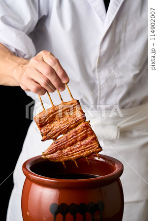 鰻の蒲焼をタレに漬ける 114902007