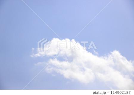 雲のある曇り空 (背景素材) 雲のある曇り空 (背景素材) 114902187