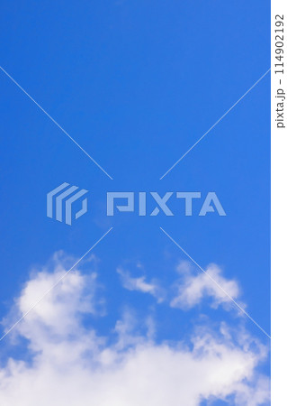 雲のある青空 (背景素材） 114902192