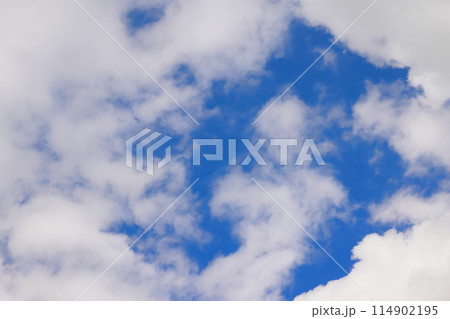 雲のある青空 (背景素材) 雲のある青空 (背景素材) 114902195