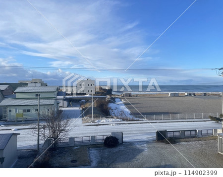 北海道 浦河町の雪景色 114902399