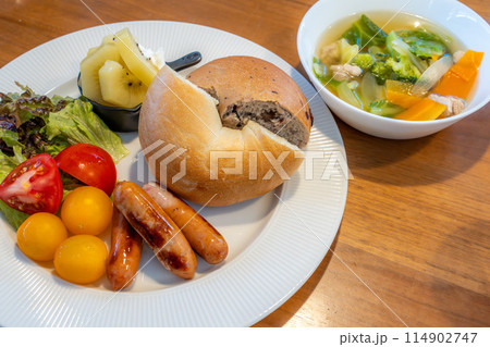 ヘルシーなベーグルの朝食 114902747