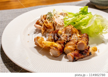 皿に盛られた肉巻きソテー 皿に盛られた肉巻きソテー 114902780