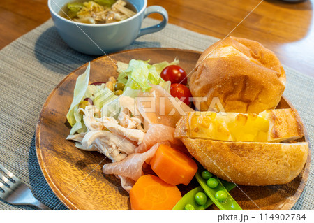 ヘルシーなサラダとパンの朝食 ヘルシーなサラダとパンの朝食 114902784