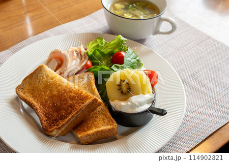 朝食にトーストとサラダとスープ 朝食にトーストとサラダとスープ 114902821