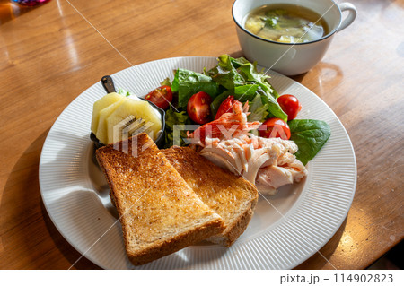 朝食にトーストとサラダとスープ 朝食にトーストとサラダとスープ 114902823