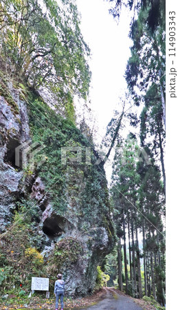 福岡県築上町の城井ノ上城址にある三丁弓の岩 114903343