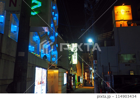 渋谷 円山町　夜のホテル街 114903434