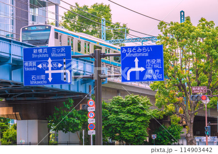 日本の横浜都市景観　関内駅南口や標識、京浜東北・根岸線などを望む 114903442