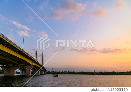 埼玉県戸田市・夕焼け空と幸魂大橋の絶景 埼玉県戸田市・夕焼け空と幸魂大橋の絶景 114903529