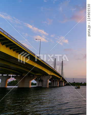 埼玉県戸田市・夕焼け空と幸魂大橋の絶景 埼玉県戸田市・夕焼け空と幸魂大橋の絶景 114903530