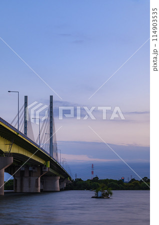 埼玉県戸田市・夕焼け空と幸魂大橋の絶景 埼玉県戸田市・夕焼け空と幸魂大橋の絶景 114903535
