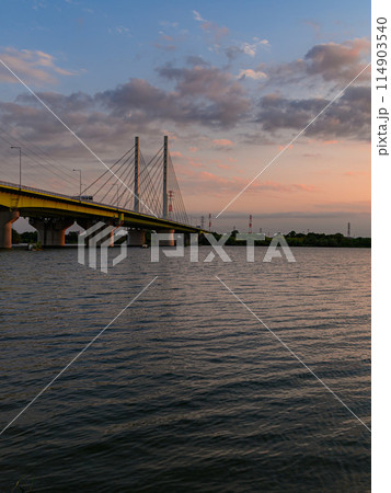 埼玉県戸田市・夕焼け空と幸魂大橋の絶景 埼玉県戸田市・夕焼け空と幸魂大橋の絶景 114903540