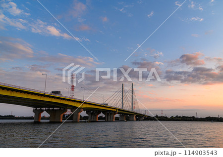 埼玉県戸田市・夕焼け空と幸魂大橋の絶景 114903543