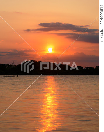 埼玉県戸田市・彩湖の向こうに沈む夕陽 埼玉県戸田市・彩湖の向こうに沈む夕陽 114903614