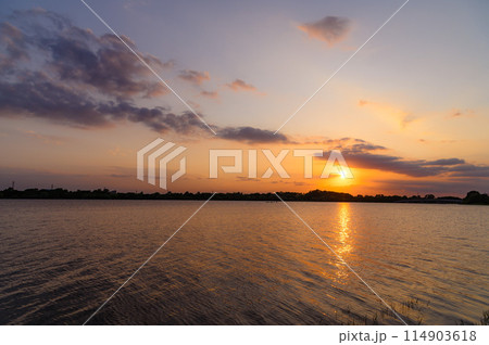 埼玉県戸田市・彩湖の向こうに沈む夕陽 埼玉県戸田市・彩湖の向こうに沈む夕陽 114903618
