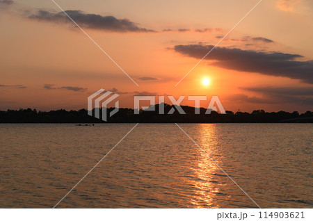 埼玉県戸田市・彩湖の向こうに沈む夕陽 埼玉県戸田市・彩湖の向こうに沈む夕陽 114903621
