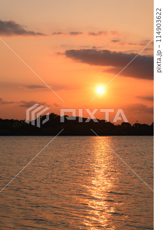 埼玉県戸田市・彩湖の向こうに沈む夕陽 埼玉県戸田市・彩湖の向こうに沈む夕陽 114903622
