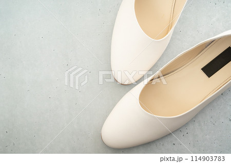 白色の女性用パンプス 114903783
