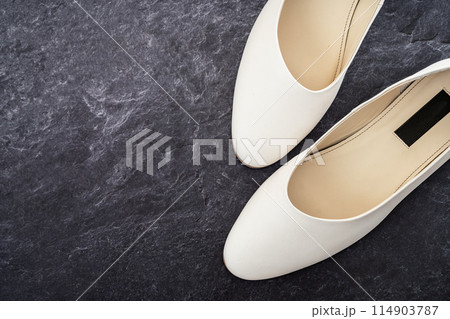 白色の女性用パンプス 白色の女性用パンプス 114903787