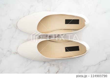 白色の女性用パンプス 白色の女性用パンプス 114903790