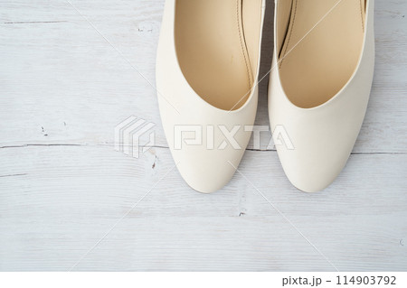 白色の女性用パンプス 白色の女性用パンプス 114903792