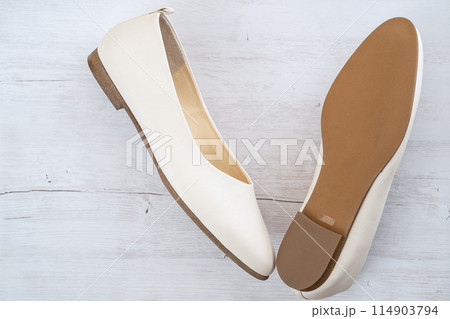 脱ぎ捨てられた白色の女性用パンプス 脱ぎ捨てられた白色の女性用パンプス 114903794