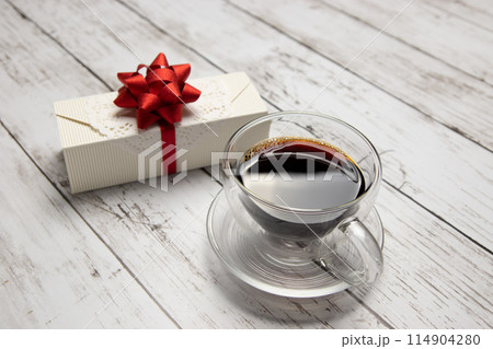 ガラス製のコーヒーカップとギフトボックス 114904280