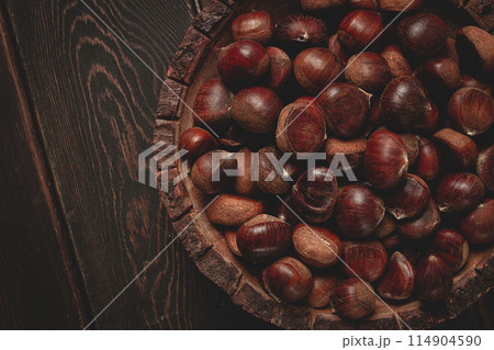 fresh chestnuts, in a wooden bowl, top view, no people, fresh chestnuts, in a wooden bowl, top view, no people, 114904590