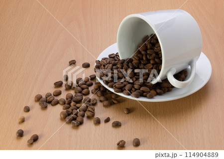 コーヒーカップからこぼれたコーヒー豆 コーヒーカップからこぼれたコーヒー豆 114904889