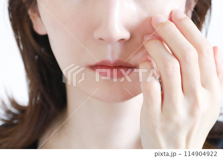 目元が気になる女性　アンチエイジング 114904922