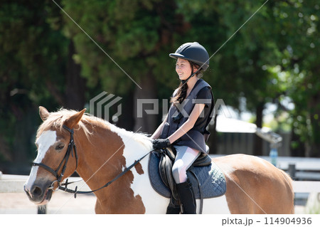 乗馬を楽しむ子供 乗馬を楽しむ子供 114904936