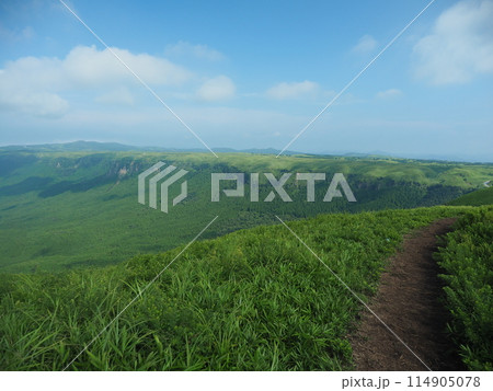 阿蘇山のどこまでも続く道 114905078
