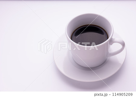 白いカップに入ったブラックコーヒー左側に余白 白いカップに入ったブラックコーヒー左側に余白 114905209