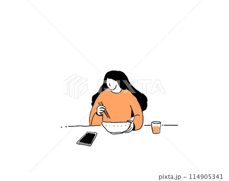 スマホを見ながら麺類を（どんぶり）食べる女性 114905341