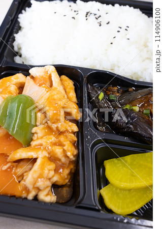 おいしい中華弁当豚肉と野菜の炒め物 114906100