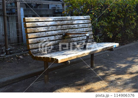 誰もいない公園のベンチ 114906376