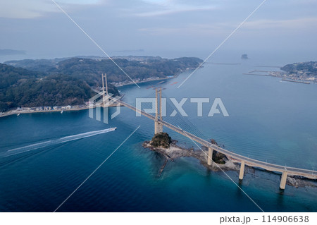ドローン撮影｜玄界灘の加部島に架かる呼子大橋と街並み｜佐賀県唐津市 114906638