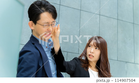 男性に平手打ちをするビジネスウーマン(セクハラ) 男性に平手打ちをするビジネスウーマン(セクハラ) 114907504