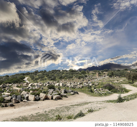 Roman ruins at Umm Qais (Umm Qays)--is a town in northern Jordan near the site of the ancient town of Gadara, Jordan. Against the background of a beautiful sky with clouds 114908025