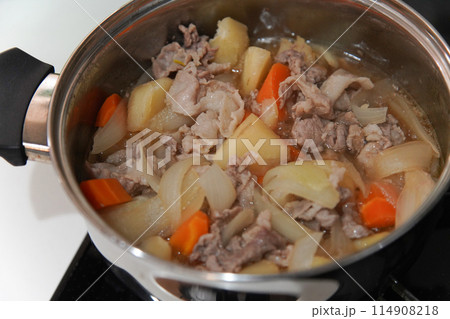 肉じゃがを作る様子 肉じゃがを作る様子 114908218