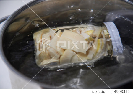 筍の瓶詰めを作る様子 114908310