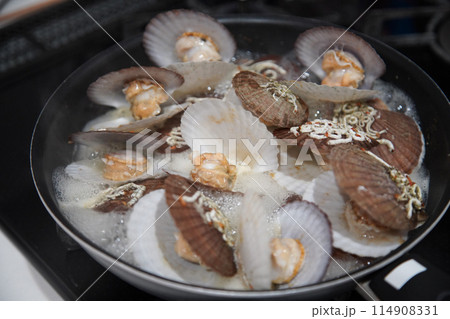 帆立の稚貝の酒蒸しを作る様子 114908331