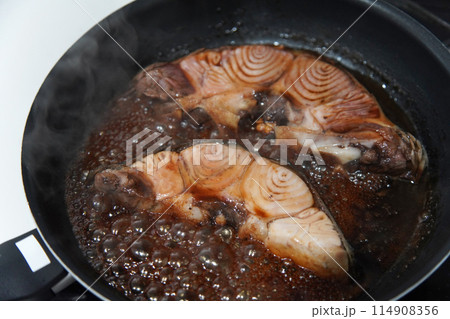 マグロ頭肉の煮付けを作る様子 マグロ頭肉の煮付けを作る様子 114908356